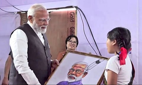 மணிப்பூரில் பிரதமருக்கு சிறுமி அளித்த உருவப்படம்.