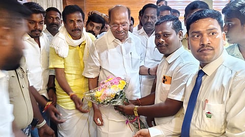 ஒசூர் வந்த பாமக நிறுவனர் டாக்டர் ராமதாஸுக்கு பூங்கொத்து கொடுத்து வரவேற்ற பாட்டாளி மக்கள் கட்சியினர்.