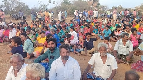  போராட்டத்தில் ஈடுபட்ட பொதுமக்கள்