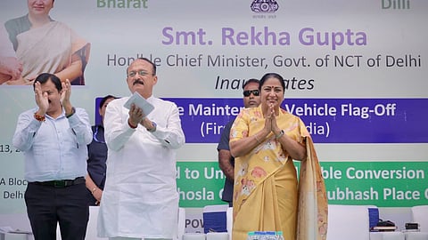 தில்லியின் முதல் ஹாட்லைன் பராமரிப்பு வாகனத்தை சனிக்கிழமை தொடங்கி வைத்த முதல்வா் ரேகா குப்தா.