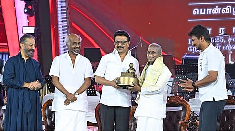 சென்னை நேரு உள்விளையட்டரங்கில் சனிக்கிழமை நடைபெற்ற  சிம்பொனி சிகரம் தொட்ட தமிழன் இசைஞானி இளையராஜாவின் பொன் விழா ஆண்டு பாராட்டு விழாவில் அவருக்கு நினைவுப் பரிசு வழங்கிய முதல்வா் மு.க.ஸ்டாலின். உடன், துணை முதல்வா் உதயநிதி ஸ்டாலின். அருகில், ரஜினிகாந்த், கமலஹாசன்.
