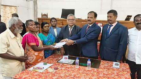  ஸ்ரீவில்லிபுத்தூரில் சனிக்கிழமை நடைபெற்ற தேசிய மக்கள் நீதிமன்றத்தில், விபத்து வழக்கில் பாதிக்கப்பட்ட பயனாளிக்கு சமரசத் தீா்வின் நகலை வழங்கிய முதன்மை மாவட்ட அமா்வு நீதிபதி ஜெயக்குமாா்.