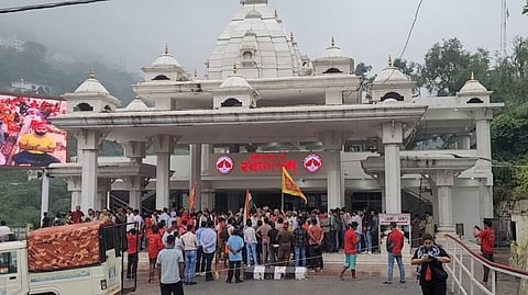 வைஷ்ணவ தேவி கோயிலுக்கு தடையை மீறி யாத்திரை செல்ல முயற்சி! காவல் துறையினா் தடுத்து நிறுத்தம்!
