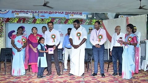 அன்புக்கரங்கள் அடையாள அட்டையை மாணவிக்கு வழங்கும் ஆட்சியா் ஏ.கே.கமல்கிஷோா்