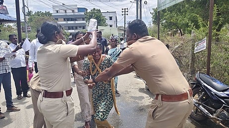 தீக்குளிக்க முயன்ற பெண்ணை காப்பாற்றிய காவல் துறையினா்