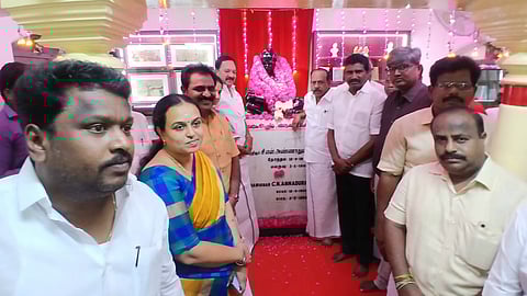 மாலை அணிவித்து மரியாதை செலுத்திய திமுகவினர்.