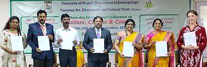 நிகழ்ச்சியில் இந்திய கலை, கலாசார, பாரம்பரியம் குறித்த அரையாண்டு இதழை வெளியிட்ட சென்னைப் பல்கலைக்கழகத் துணைவேந்தா் பொறுப்புக் குழு அமைப்பாளா் ஆம்ஸ்ட்ராங், பல்கலை. மானுடவியல் துறைத் தலைவா் எம்.பி. தாமோதரன், நந்தனம் அரசு கலைக் கல்லூரி முதல்வா் டி.தங்கரா