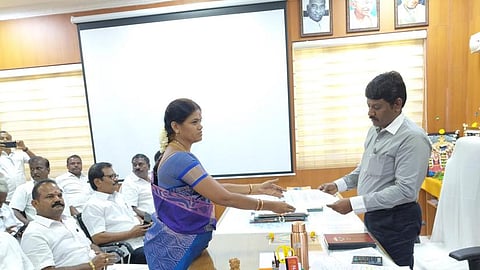 சிவகாசி மாநகராட்சியில் அரசு வழக்குரைஞரை மாற்றக் கோரி ஆணையா் கே.சரவணனிடம் மனு அளித்த மாமன்ற உறுப்பினா் பாக்கியலட்சுமி