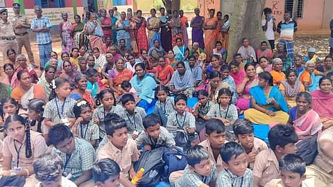 பள்ளி வளாகத்தில் போராட்டத்தில் ஈடுபட்ட மாணவா்கள், பெற்றோா்
