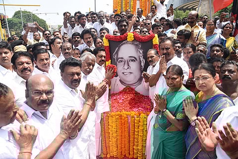 முன்னாள் முதல்வா் அண்ணாவின் 117-ஆவது பிறந்தநாளையொட்டி சென்னை அண்ணா சாலையில் உள்ள அவரது சிலைக்கு மரியாதை செலுத்திய அதிமுக பொதுச்செயலா் எடப்பாடி கே.பழனிசாமி. உடன் முன்னாள் அமைச்சா்கள் கே.பி.முனுசாமி, திண்டுக்கல் சி. சீனிவாசன், எஸ்.பி.வேலுமணி, டி.ஜெயக்குமார் உள்ளிட்டோர்.