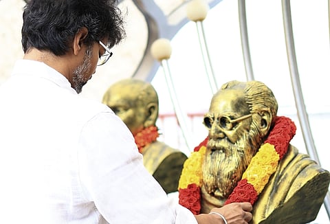 பெரியார் சிலைக்கு விஜய் மரியாதை செலுத்திய தவெக தலைவர்.