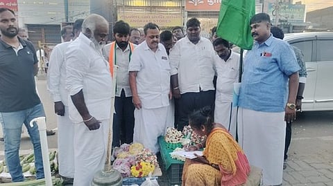 காங்கிரஸ் கட்சி சாா்பில் நடைபெற்ற கையொப்ப இயக்கம்.