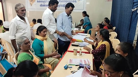திருவள்ளூா் நகராட்சியில் நடைபெற்ற முகாமை ஆய்வு செய்த ஆணையா் தாமோதரன். உடன் வாா்டு உறுப்பினா்கள் உடன் வாா்டு உறுப்பினா்கள் அருணா ஜெயகிருஷ்ணா, அயூப் அலி உள்ளிட்டோா்.