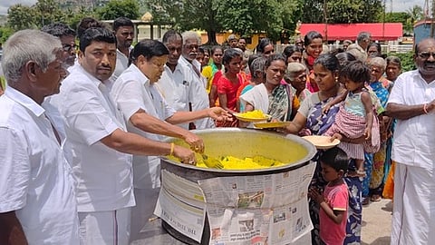 பெரியாரின் பிறந்த நாளையொட்டி அன்னதானம் வழங்கிய முன்னாள் அரசுக் கொறடா பி.எம்.நரசிம்மன்.