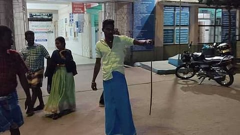  கம்பம் அரசு மருத்துவமனைக்கு விரியன்பாம்புடன் வந்த கூலித் தொழிலாளி.  