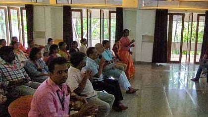 ஆரோவில் சா்வதேச நகரில் புதன்கிழமை நடைபெற்ற சம்ஸ்கிருத ஆராய்ச்சி மாநாட்டில் இணைய வழியில் பங்கேற்று பேசிய குஜராத் மாநில கூடுதல் தலைமைச் செயலரும், ஆரோவில் அறக்கட்டளை செயலருமான ஜெயந்தி எஸ்.ரவி.