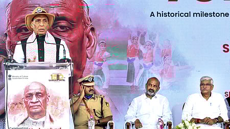 ஹைதராபாத் விடுதலை தின கொண்டாட்ட நிகழ்ச்சியில் பங்கேற்று பேசிய பாதுகாப்புத் துறை அமைச்சா் ராஜ்நாத் சிங்.