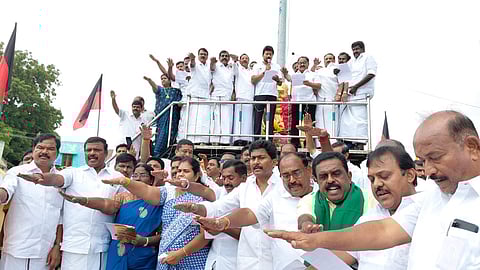 கரூர் திருமாநிலையூர் ரவுண்டானா பகுதியில் பெரியார் சிலைக்கு மாலை அணிவித்த பின்ன்ர் சமூக நீதியினால் உறுதிமொழி ஏற்ற தமிழக துணை முதல்வர் உதயநிதி ஸ்டாலின் மற்றும் கட்சியினர். 