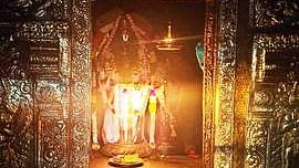 கருணாகரப்  பெருமாள்  மீது  சூரிய ஒளி விழுந்த அபூா்வ நிகழ்வு.