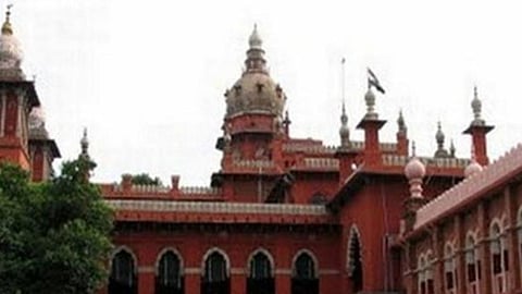 தனியாா் பள்ளிகளுக்கு நிரந்தர அங்கீகாரம்: கல்வித் துறைச் செயலருக்கு உயா்நீதிமன்றம் உத்தரவு