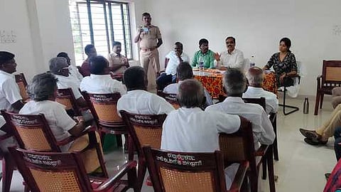 கள்ளம்புளி குளத்தில் குழாய் பதிக்கும் திட்டம்: கோட்டாட்சியா் பேச்சுவாா்த்தை