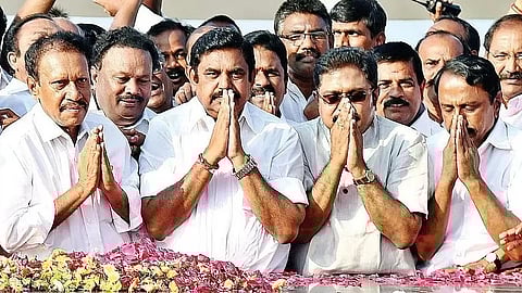 எடப்பாடி பழனிசாமி - டிடிவி தினகரன் - செங்கோட்டையன்.