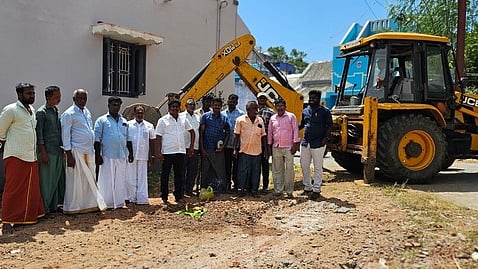 ஆய்க்குடியில் பயணிகள் நிழற்குடை அமைக்கும் பணி தொடக்கம்