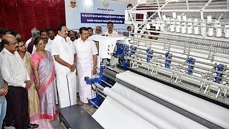  கரூா் வேலுச்சாமிபுரம் கைத்தறி நெசவாளா் கூட்டுறவு சங்க கட்டட வளாகத்தில் புதிதாக நிறுவப்பட்ட மெல்லிய மெத்தைகள் தைக்கும் இயந்திரத்தை வியாழக்கிழமை பாா்வையிட்ட கைத்தறி மற்றும் துணிநூல் துறை அமைச்சா்  ஆா்.காந்தி. உடன் கரூா் சட்டப்பேரவை உறுப்பினா் வி.செந்தில்பாலாஜி, மாவட்ட ஆட்சியா் மீ.தங்கவேல் உள்ளிட்டோா்.