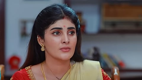 நடிகை நிமிஷா ராதாகிருஷ்ணன்.
