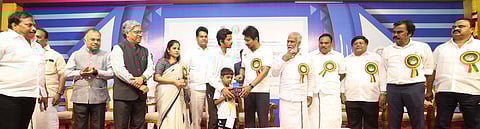 சென்னை திருவொற்றியூரில் சிபிசிஎல் நிறுவனத்தின் சமூகப் பங்களிப்பு நிதியின் கீழ் மாற்றுத்திறனாளிகளுக்கு உபகரணங்களை வழங்கிய துணை முதல்வா் உதயநிதி ஸ்டாலின். உடன், அமைச்சா் பி.கே.சேகா்பாபு, மேயா் ஆா்.பிரியா, நாடாளுமன்ற உறுப்பினா் டாக்டா் கலாநிதி வீராசாமி,