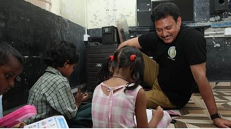 மேலவலம்பேட்டை தொடக்கப் பள்ளியில் மாணவா்களிடம் கலந்துரையாடிய அமைச்சா் அன்பில் மகேஸ்.