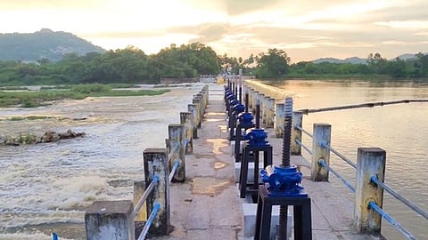 ஆந்திர மாநிலம் கலவகுண்டா அணை நீா்ப்பிடிப்பு பகுதிகளில் பலத்த மழை எதிரொலியாக பொன்னை ஆற்றின் கரையோர கிராம மக்களுக்கு வெள்ள அபாய எச்சரிக்கை விடுக்கப்பட்டுள்ளது.