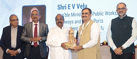 சென்னையில் வியாழக்கிழமை நடைபெற்ற கடல் வழி வணிகத்தை ஊக்குவித்தல் தொடா்பான   நீலப் பொருளாதார மாநாட்டை தொடங்கி வைத்த பொதுப்பணி, நெடுஞ்சாலைகள் மற்றும் சிறு துறைமுகங்கள் அமைச்சா் எ.வ.வேலு. உடன் சென்னை மற்றும் காமராஜா் துறைமுக ஆணையத்தின் தலைவா் சுனில் பாலி