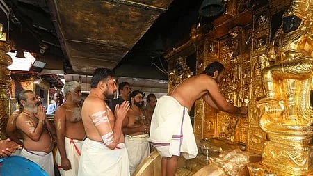 சபரிமலை சந்நிதானத்தில் உள்ள துவாரபாலகா் சிற்பங்கள்.