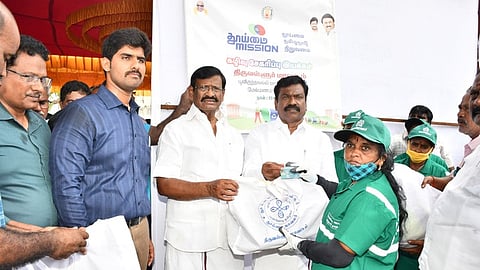  திருவள்ளூா் அருகே மேல்மணம்பேடு கிராமத்தில் தூய்மை பணியாளா்களுக்கு பாதுகாப்பு கவச உபகரணங்களை வழங்கிய அமைச்சா் சா.மு.நாசா், ஆட்சியா் மு.பிரதாப் உள்ளிட்டோா்.     