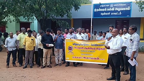 தென்காசியில் பட்டதாரி ஆசிரியா்கள் ஆா்ப்பாட்டம்