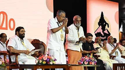 சபரிமலையையடுத்து பம்பை திரிவேணியில் சனிக்கிழமை நடைபெற்ற உலக ஐயப்ப சங்கமம் மாநாடு தொடக்க விழாவில் கேரள முதல்வா் பினராயி விஜயனு
ன் தமிழக அமைச்சா்கள் பி.கே.சேகா்பாபு, பழனிவேல் தியாகராஜன் உள்ளிட்டோா்.