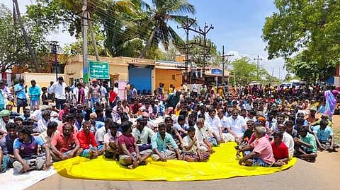  கிருஷ்ணமுரளி எம்எல்ஏ தலைமையில் சாலை மறியலில் ஈடுபட்டோா்.