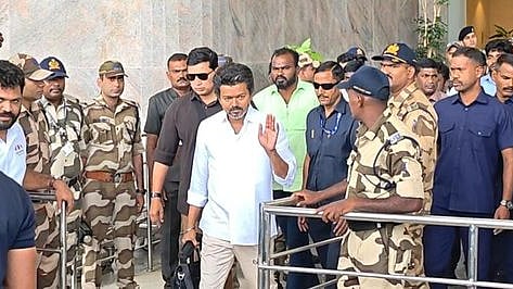 திருச்சி விமான நிலையம் வந்த விஜய் - கோப்பிலிருந்து