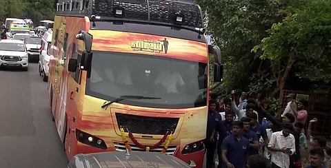 திருச்சி - நாகைக்கு சாலை வழியே செல்லும் விஜய்