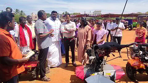 முகாமைப் பாா்வையிடுகிறாா் ஆட்சியா் ஏ.கே. கமல் கிஷோா். உடன், ஈ. ராஜா எம்எல்ஏ.