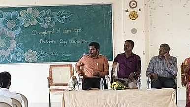 ஸ்ரீவில்லிபுத்தூா் அரசு கலைக் கல்லூரியில் நடைபெற்ற முதலாம் ஆண்டு மாணவா்களின் வரவேற்பு நிகழ்ச்சியில் பேசிய பேராசிரியா் ஆ.பாண்டி.