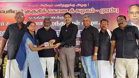  ராஜபாளையம் அருகே முறம்பில் நடைபெற்ற பெரியாா், அண்ணா பிறந்த நாள் விழாவில் பள்ளி மாணவிக்கு பரிசு வழங்கிய தந்தை பெரியாா் குருதிக் கொடை கழகத்தினா்.