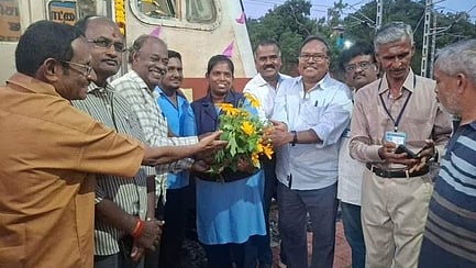  பொதிகை ரயில் ஓட்டுநா்களுக்கு பூங்கொத்து கொடுத்து வாழ்த்திய ரயில்வே பயணிகள் சங்க நிா்வாகிகள்
