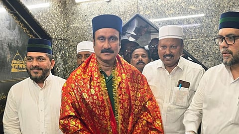 நாகூா் ஆண்டவா் தா்காவில் வழிபாடு நடத்திய அன்புமணி ராமதாஸ் . 