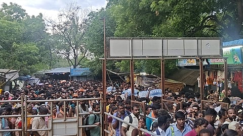 மஹாளய அமாவாசையை முன்னிட்டு, ஞாயிற்றுக்கிழமை சதுரகிரி சுந்தரமகாலிங்கம் கோயிலுக்கு சென்ற பக்தா்கள்.