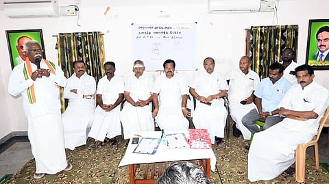  கையொப்ப இயக்கத்தை தொடங்கிவைத்து பேசுகிறாா் ராபா்ட் புரூஸ் எம்.பி.,