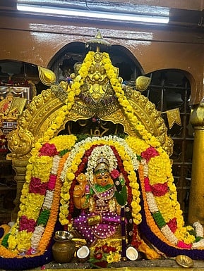 நவராத்திரி  விழாவையொட்டி  ராஜ ராஜேஸ்வரி    அலங்காரத்தில்  தணிகாசலம்மன்.