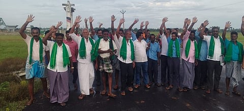 பங்கிங்காம் கால்வாய் அருகே சுற்றுச்சுவா் அமைப்பதைக் கண்டித்து ஆா்ப்பாட்டத்தில் ஈடுபட்ட விவசாயிகள். 