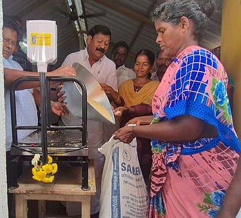 எளாவூரில் பகுதிநேர நியாயவிலைக் கடையை திறந்து பொருள்களை வழங்கிய எம்எல்ஏ டி.ஜெ. கோவிந்தராஜன்.